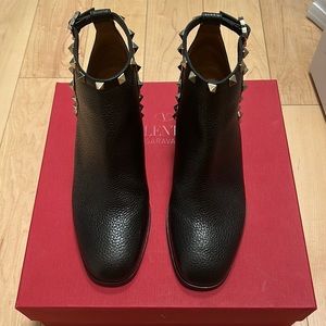 Like new. Valentino garavani bootie. Black color. Size 38.5
